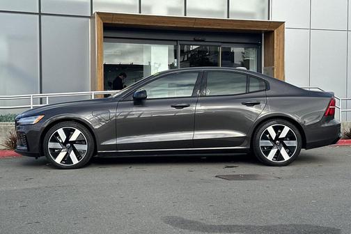 2024 Volvo S60 Recharge Plug-In Hybrid T8 Core Dark Theme