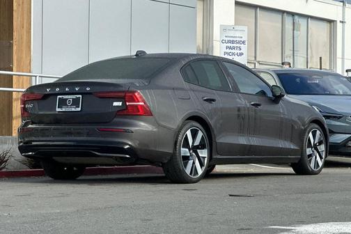 2024 Volvo S60 Recharge Plug-In Hybrid T8 Core Dark Theme