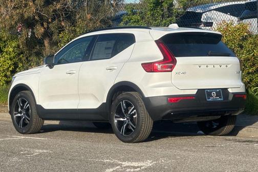 2026 Volvo XC40 Core, B5 AWD Gas (mild hybrid), Dark