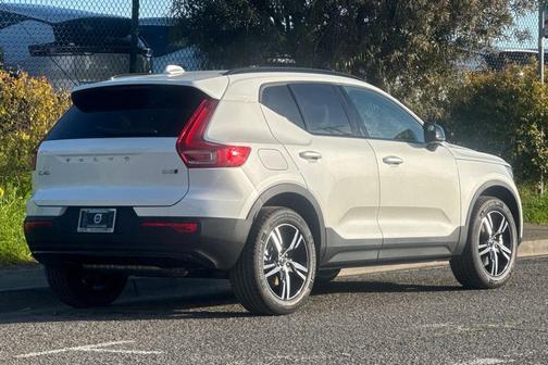 2026 Volvo XC40 Core, B5 AWD Gas (mild hybrid), Dark