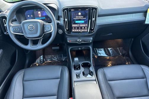 2026 Volvo XC40 Core, B5 AWD Gas (mild hybrid), Dark