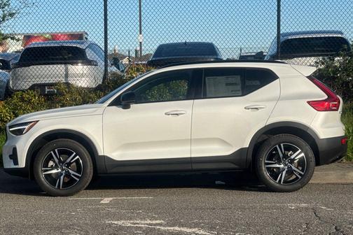 2026 Volvo XC40 Core, B5 AWD Gas (mild hybrid), Dark
