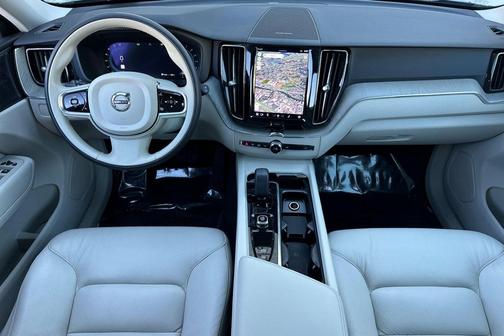 2023 Volvo XC60 B5 Plus Dark Theme