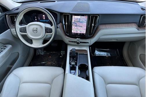 2022 Volvo XC60 B5 Momentum