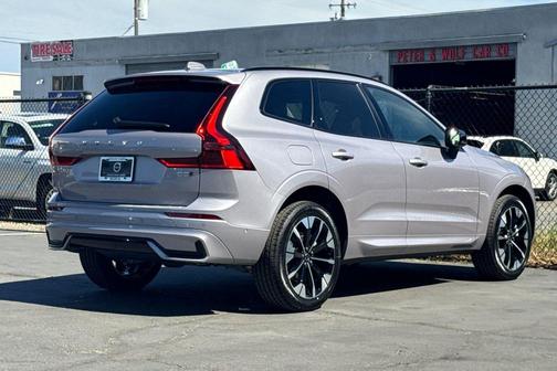 Aurora Silver 2026 Volvo XC60 B5 Plus