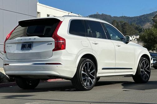 2023 Volvo XC90 B5 Plus