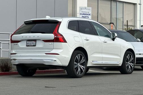2023 Volvo XC60 Recharge Plug-In Hybrid T8 Plus Bright Theme