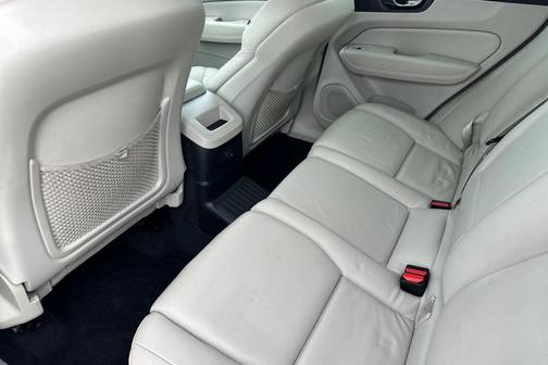 2023 Volvo XC60 Recharge Plug-In Hybrid T8 Plus Bright Theme