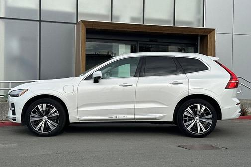 2023 Volvo XC60 Recharge Plug-In Hybrid T8 Plus Bright Theme