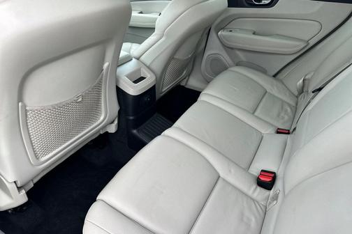 2023 Volvo XC60 Recharge Plug-In Hybrid T8 Plus Bright Theme