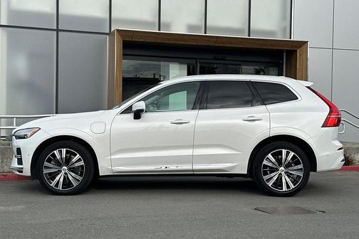 2023 Volvo XC60 Recharge Plug-In Hybrid T8 Plus Bright Theme