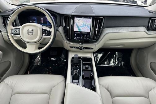 2023 Volvo XC60 Recharge Plug-In Hybrid T8 Plus Bright Theme