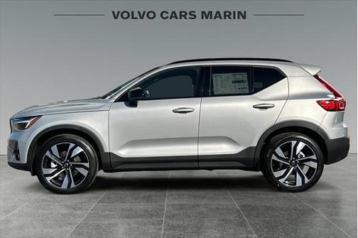 2025 Volvo XC40 B5 Ultra Dark Theme