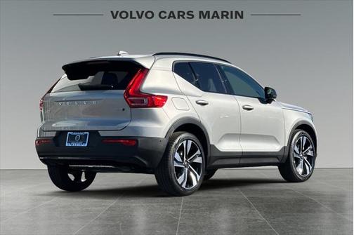2025 Volvo XC40 B5 Ultra Dark Theme