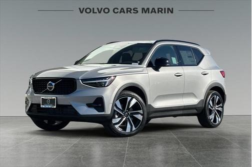 2025 Volvo XC40 B5 Ultra Dark Theme
