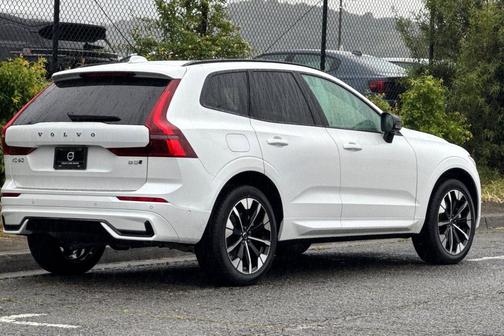 Crystal White Metallic 2026 Volvo XC60 B5 Plus