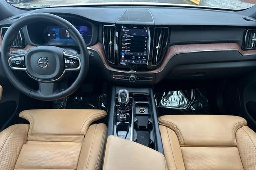 2024 Volvo XC60 Recharge Plug-In Hybrid T8 Ultimate Dark Theme