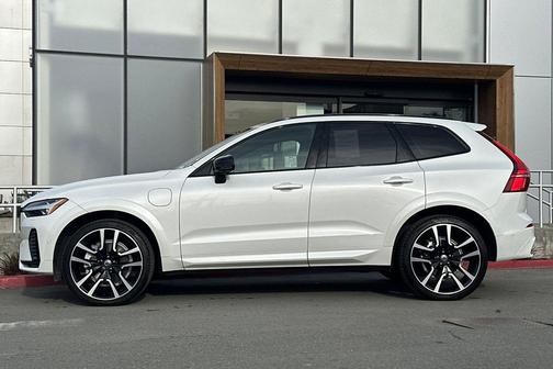 2024 Volvo XC60 Recharge Plug-In Hybrid T8 Ultimate Dark Theme