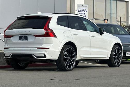2024 Volvo XC60 Recharge Plug-In Hybrid T8 Ultimate Dark Theme