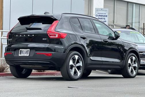 2023 Volvo XC40 B5 Plus Dark Theme