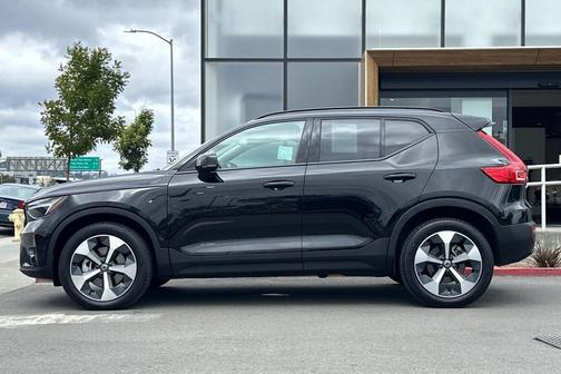 2023 Volvo XC40 B5 Plus Dark Theme