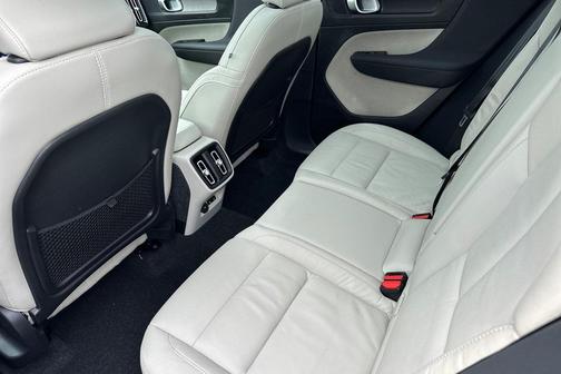 2023 Volvo XC40 B5 Plus Dark Theme
