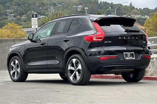 2023 Volvo XC40 B5 Plus Dark Theme