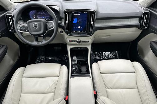 2023 Volvo XC40 B5 Plus Dark Theme