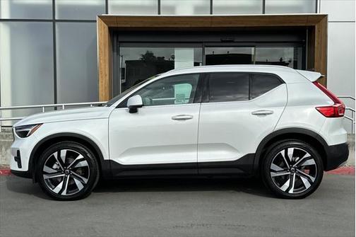 2023 Volvo XC40 B5 Plus Bright Theme