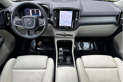 2023 Volvo XC40 B5 Plus Bright Theme