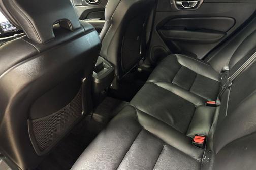 Fusion Red Metallic 2022 Volvo XC60 B5 Momentum