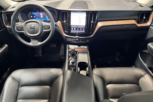 Fusion Red Metallic 2022 Volvo XC60 B5 Momentum