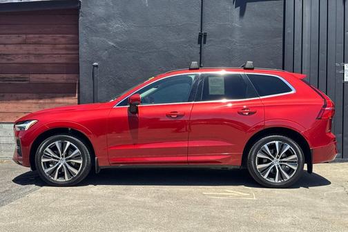 Fusion Red Metallic 2022 Volvo XC60 B5 Momentum