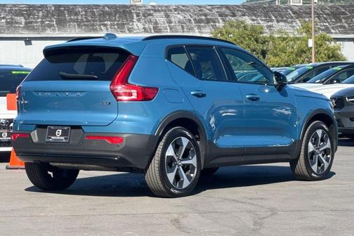 2025 Volvo XC40 B5 Plus Dark Theme