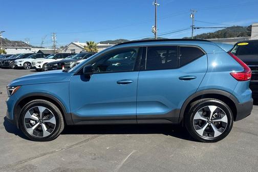 2025 Volvo XC40 B5 Plus Dark Theme