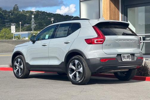 Vapour Grey Metallic 2026 Volvo XC40 Plus, B5 AWD Gas (mild hybrid), Dark