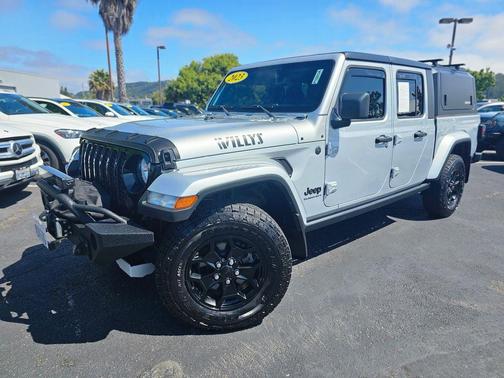 Silver Zynith Clearcoat 2023 Jeep Gladiator Willys 4x4
