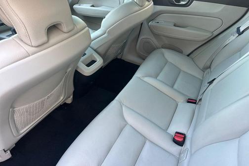 Platinum Grey Metallic 2023 Volvo XC60 B5 Plus Bright Theme