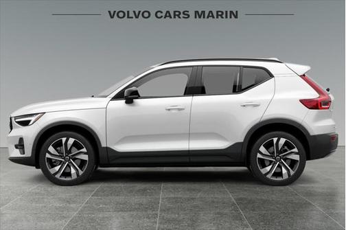 2025 Volvo XC40 B5 Plus Dark Theme