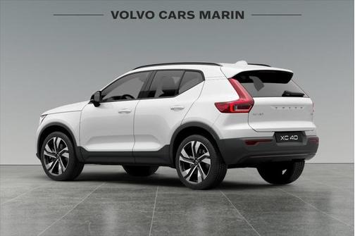 2025 Volvo XC40 B5 Plus Dark Theme