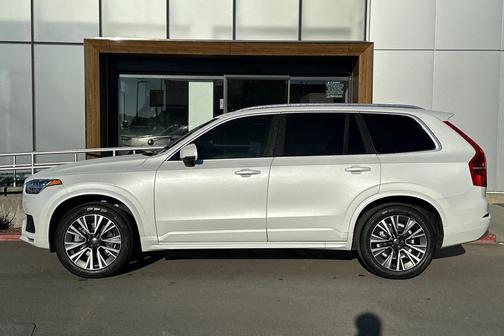2022 Volvo XC90 T6 Momentum