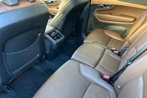 2022 Volvo XC90 T6 Momentum