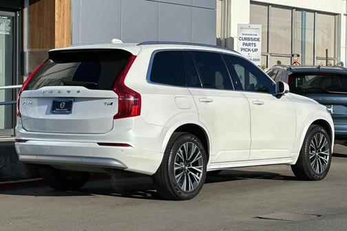 2022 Volvo XC90 T6 Momentum