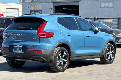 2024 Volvo XC40 B5 Core