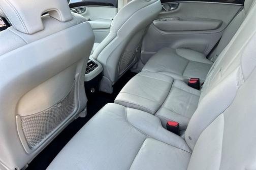 2019 Volvo XC90 T6 Momentum