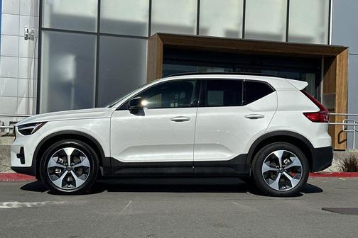 2025 Volvo XC40 B5 Plus Dark Theme
