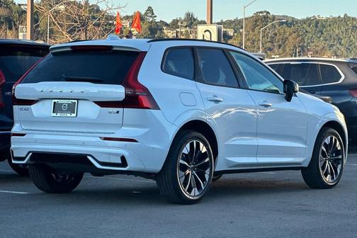 2026 Volvo XC60 B5 Plus