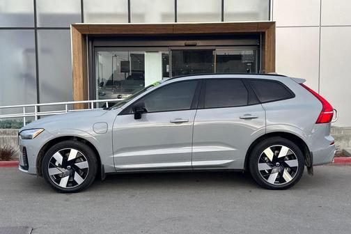 2024 Volvo XC60 Recharge Plug-In Hybrid T8 Plus Dark Theme