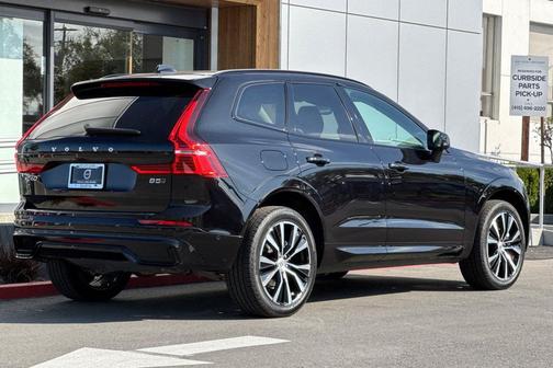Onyx Black Metallic 2024 Volvo XC60 B5 Plus Dark Theme