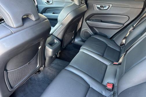 Onyx Black Metallic 2024 Volvo XC60 B5 Plus Dark Theme